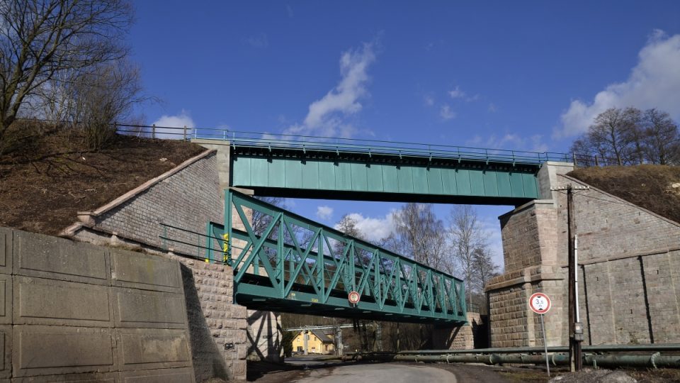 Patrový viadukt přes dvě tratě, silnici a potok, Trutnov-Pořící