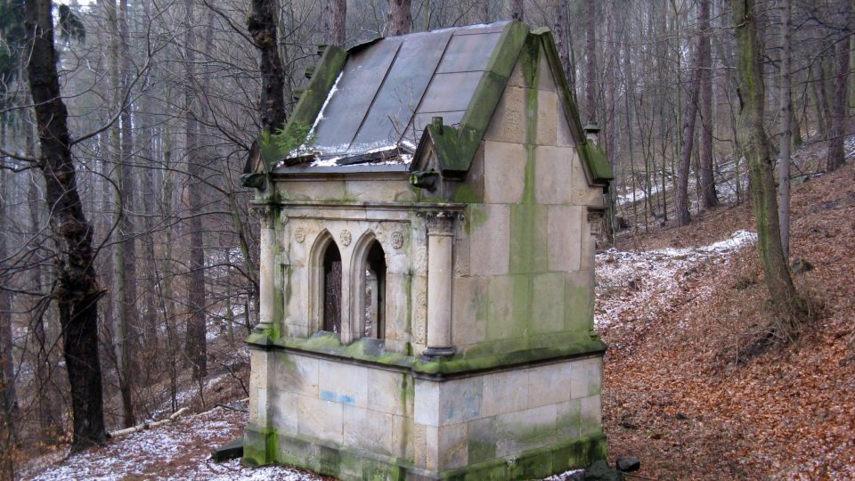Zdevastovaná kaple v obci Korunní na Karlovarsku