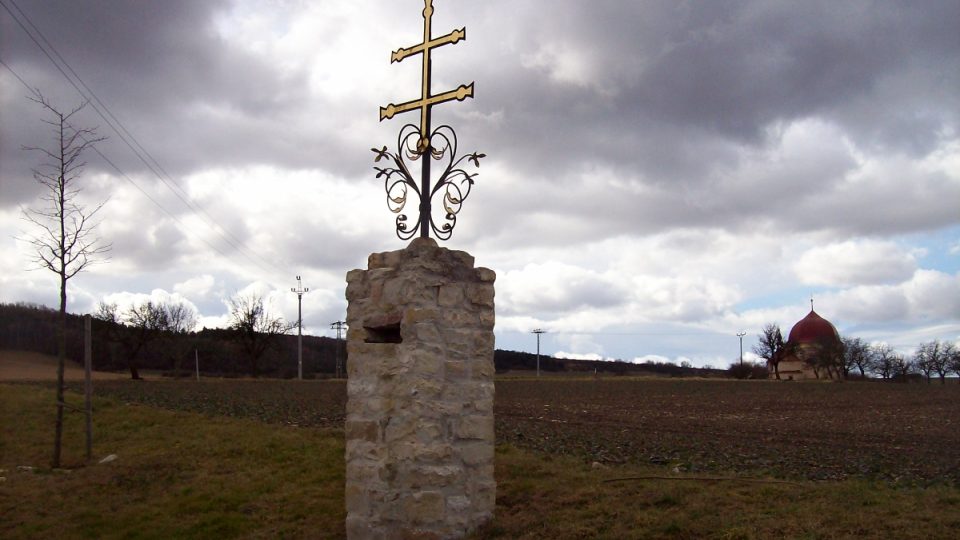 Menhir Baba u Slavětína - křížek v polích