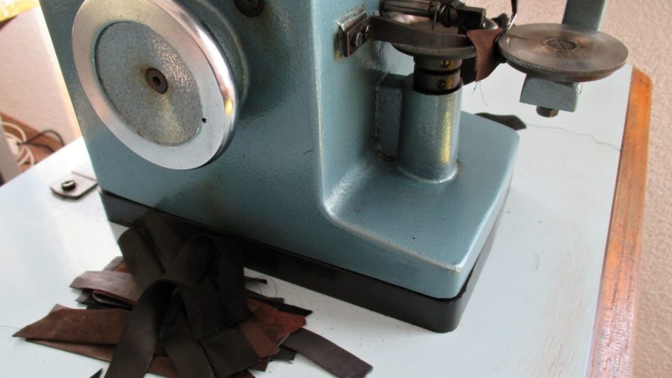Jeden z dodnes funkčních šicích strojů na rukavice