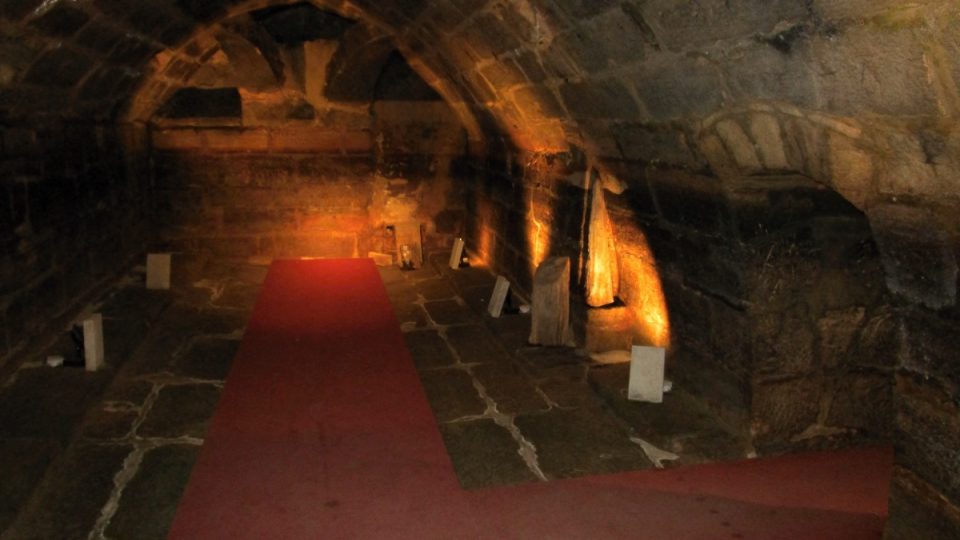 Gotické sklepy vodního hradu Lipý