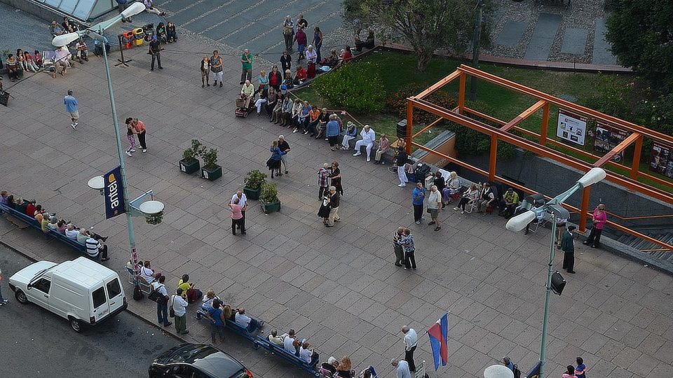 Kolem páté hodiny odpolední se vždy o víkendu scházejí první tanečníci