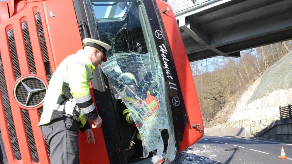 Dopravní nehoda kamionu na průtahu Karlovými Vary