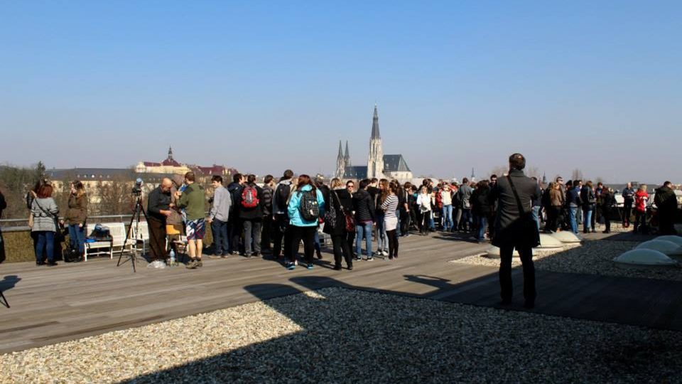 Pozorování zatmění Slunce na střeše Přírodovědecké fakulty v Olomouci