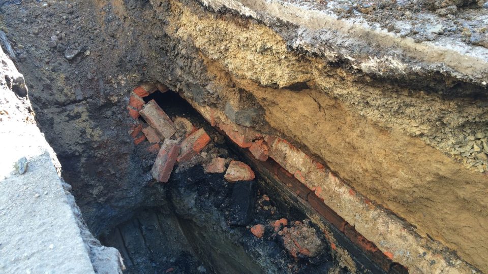 Centrum Duchcova bude rozkopané až do června - rekonstrukce vodovodu a kanalizace se trochu protáhla kvůli archeologickým nálezům. 