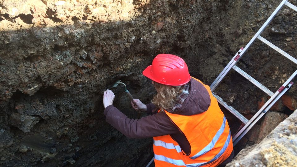 Centrum Duchcova bude rozkopané až do června - rekonstrukce vodovodu a kanalizace se trochu protáhla kvůli archeologickým nálezům. 