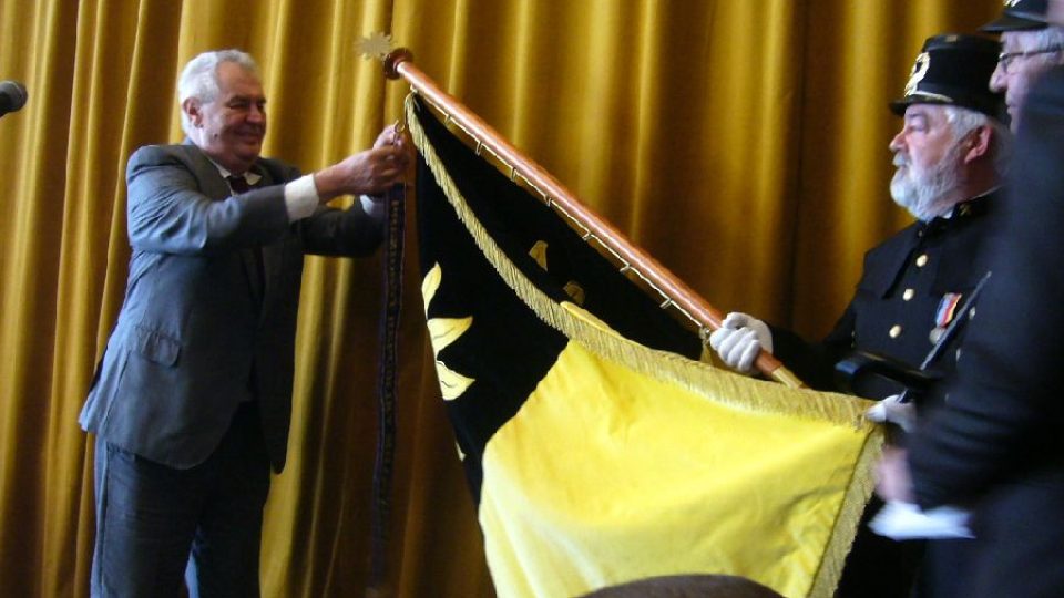 Prezident Miloš Zeman dekoruje vlajku Stráže pod Ralskem