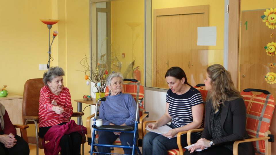 Dita Vojnarová a Vendula Fialová předčítají seniorům | foto: Irena Svobodová Dita Vojnarová a Vendula Fialová předčítají seniorům