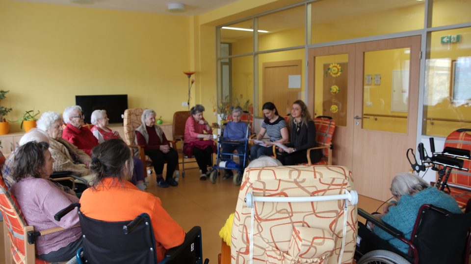 Dita Vojnarová a Vendula Fialová předčítají seniorům Dita Vojnarová a Vendula Fialová předčítají seniorům