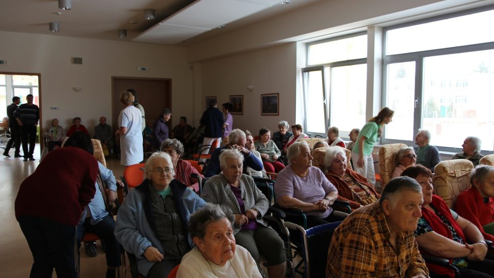 Senioři čekají na vystoupení Senioři čekají na vystoupení