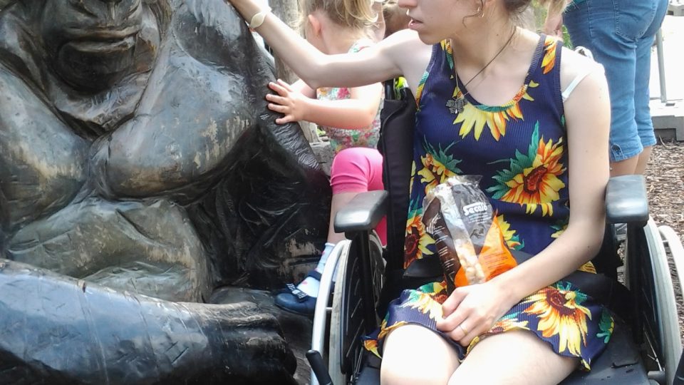 Veronika s dřevěnou gorilou 