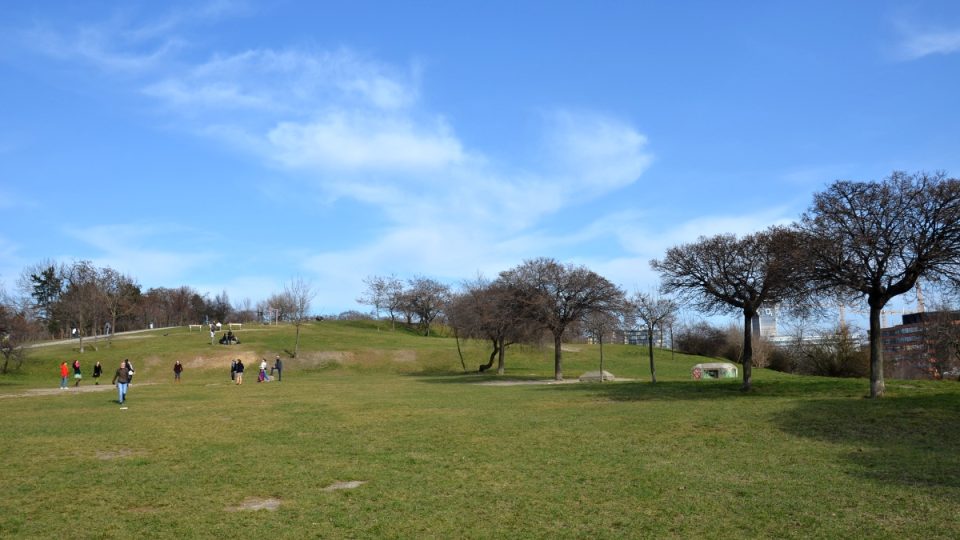 Park Parukářka, vpravo odvětrávací věž krytu