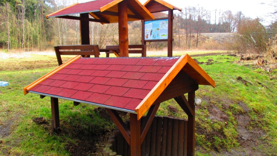 Studánka je zastřešená a nechybí ani posezení