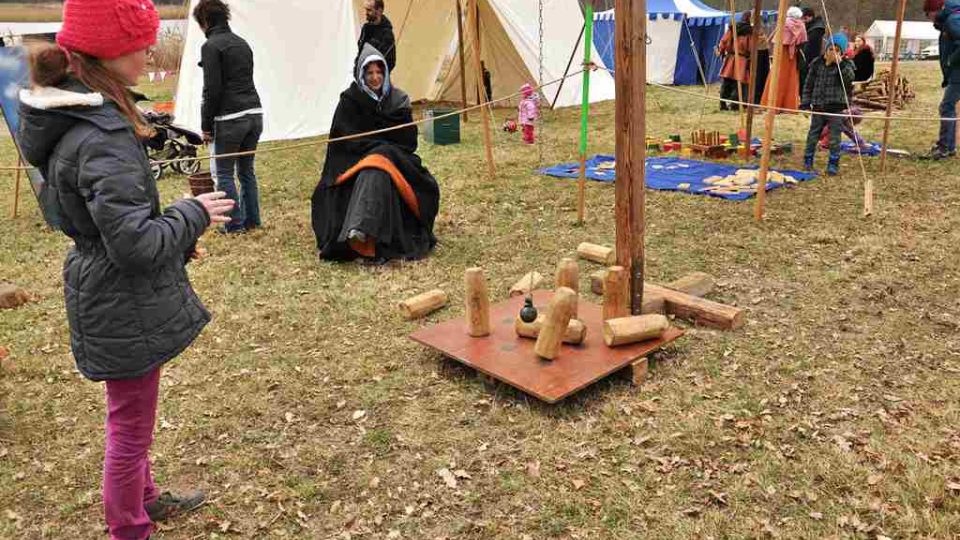 Děti i dospělí si mohli vyzkoušet různé středověké hry.