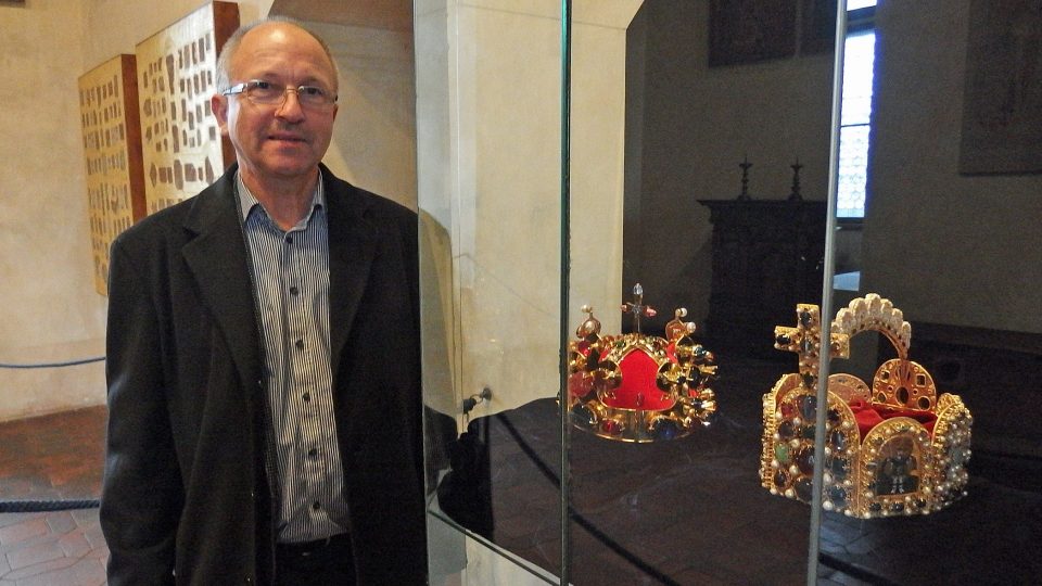 Kastelán Jaromír Kubů v klenotnici na Karlštejně. Repliky svatováclavské a císařské koruny