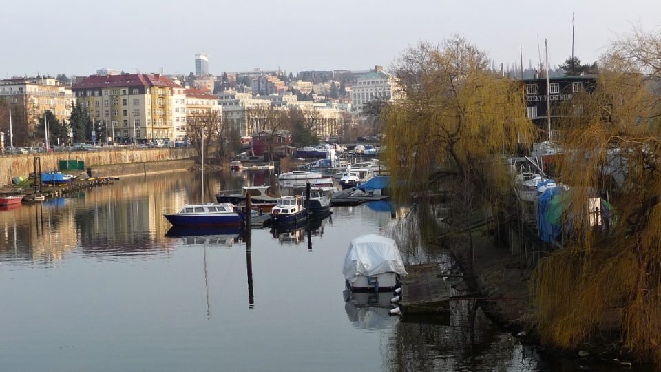 Podolí a vzadu za vrbou Podolská vodárna