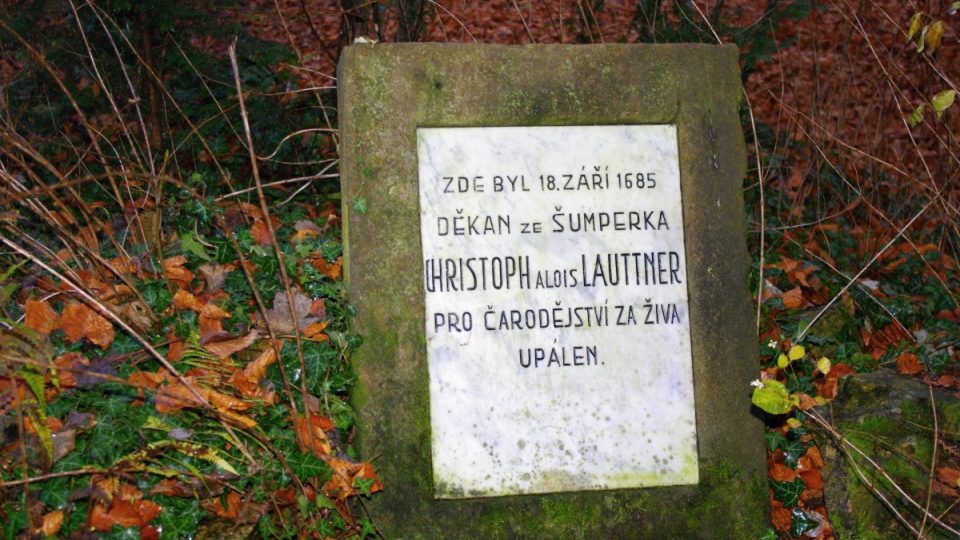 Památník na místě popravy byl původně psán německy, český nápis se sem dostal až po II. světové válce