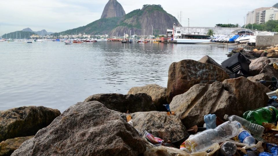 Tenhle záběr by nejspíš v Riu na pohlednici s Cukrovou homolí nedali. Zátoka Botafogo