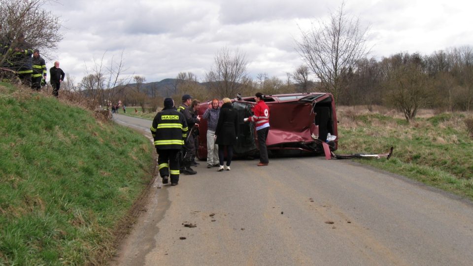 Cvičení hasičů u Stašova - nehoda autobusu