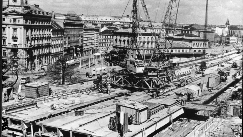 Těšnov ve druhé polovině 70. let 20. století. Budování Severojižní magistrály, za jeřábem torzo budovy nádraží