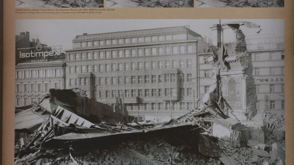 Výstavní panel nazvaný Zánik a demolice