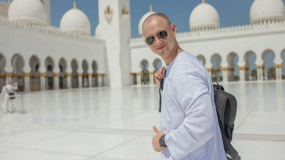 David Eiselt před mešitou šejka Zayeda, Abu Dhabi 