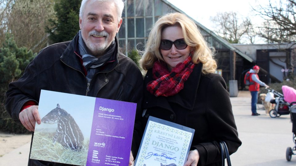 Jan Rosák s manželkou Jiřinou ukazují cedulku se jménem novorozeného tapírka a certifikát, který dostali od Zoo Brno