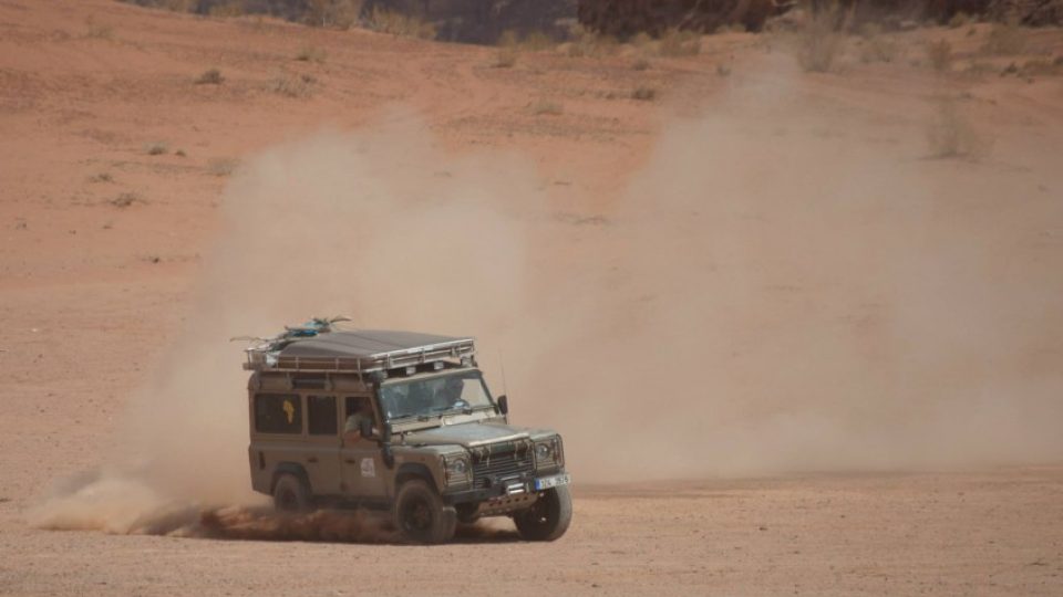 Land Rover Krysa se vlastně vrací domů. Převážnou část svého života sloužil v Africe jedné cestovní kanceláři. Na fotce je zachycen v jordánském Vádí Rum na expedici Al Sham v roce 2011