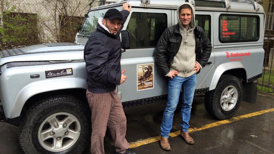 Dva členové expedice u jednoho z „poštovních“ Land Roverů