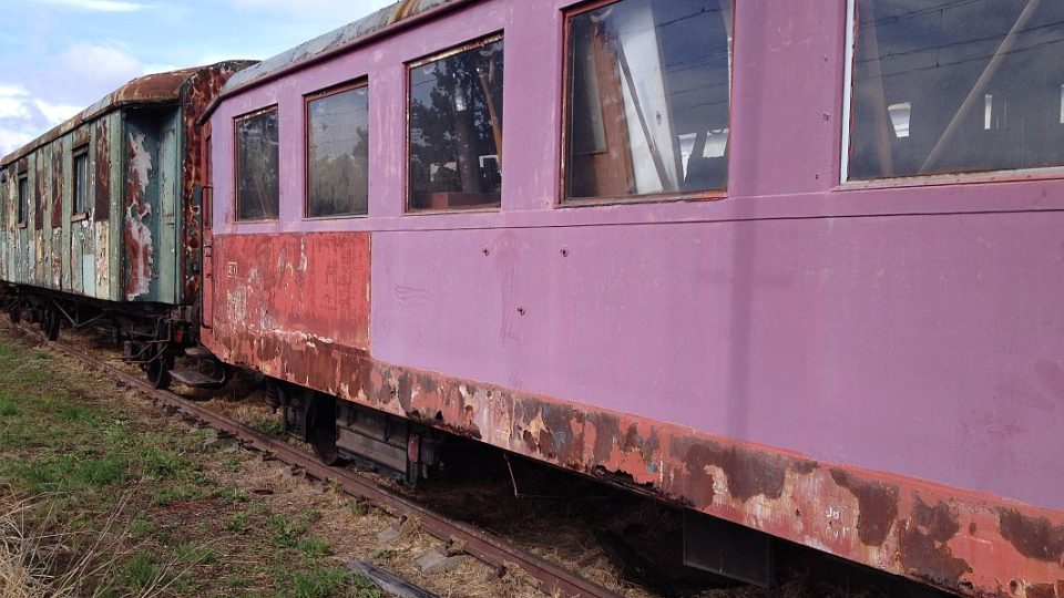 Nadšenci z Jaroměře renovují Hurvínky. Tedy 60 let staré železniční vagóny.