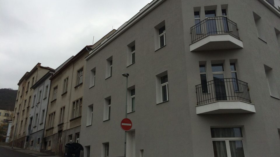 Opravené byty v rohovém domě v Kořenského ulici na Střekově slouží sociálně slabým