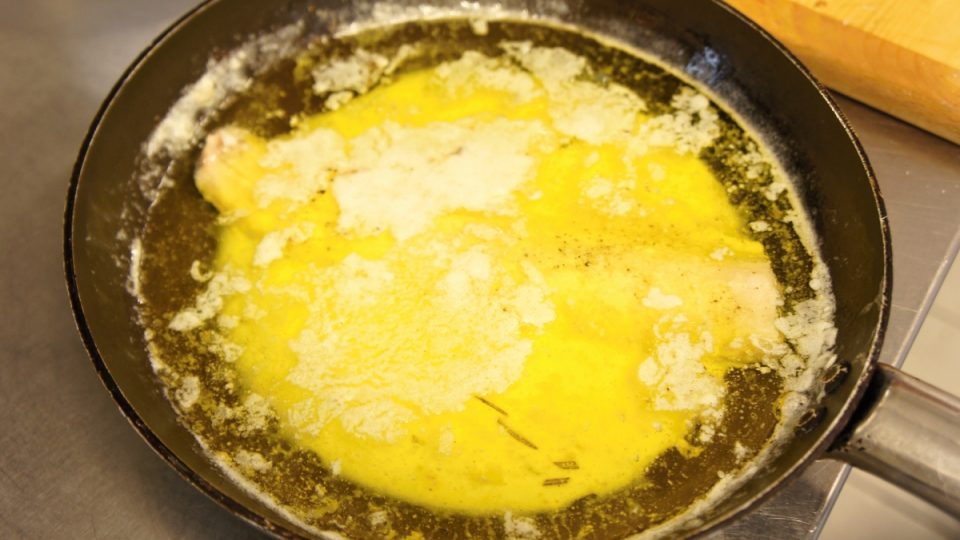 Pošírování pstruha v másle
