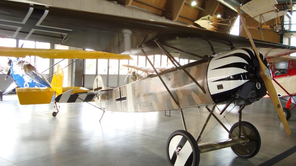 Letadla jsou v muzeum na zemi, i ve vzduchu