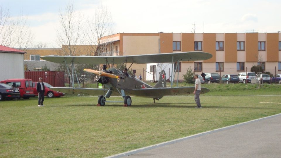 Letadla mohou z muzea vyjet ven a také vzlétnout na přilehlém letišti
