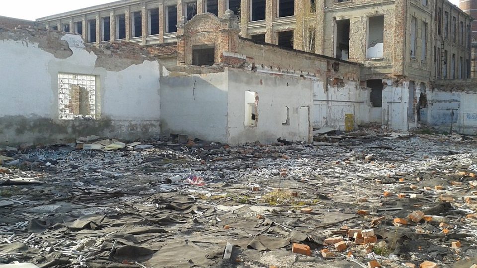 Ruiny bývalé továrny Perla dál hyzdí centrum Doudleb nad Orlicí