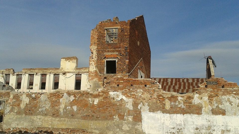 Ruiny bývalé továrny Perla dál hyzdí centrum Doudleb nad Orlicí