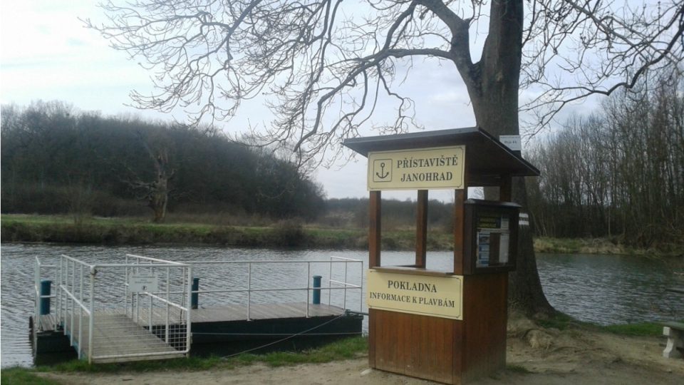 Hned vedle Janohradu stojí přístaviště, lodě zavezou turisty do lednického zámeckého parku