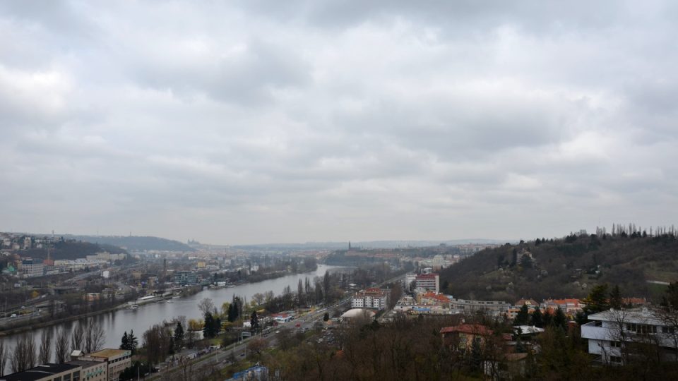 Pohled z Branické skály k Podolské vodárně, Vyšehradu a Pražskému hradu