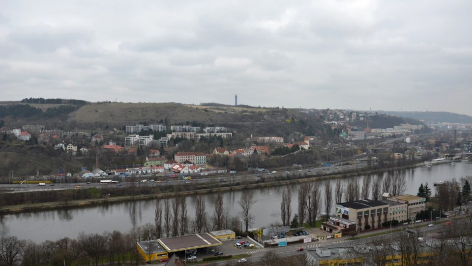 Pohled z vyhlídky směr Zlíchov a hradiště Děvín