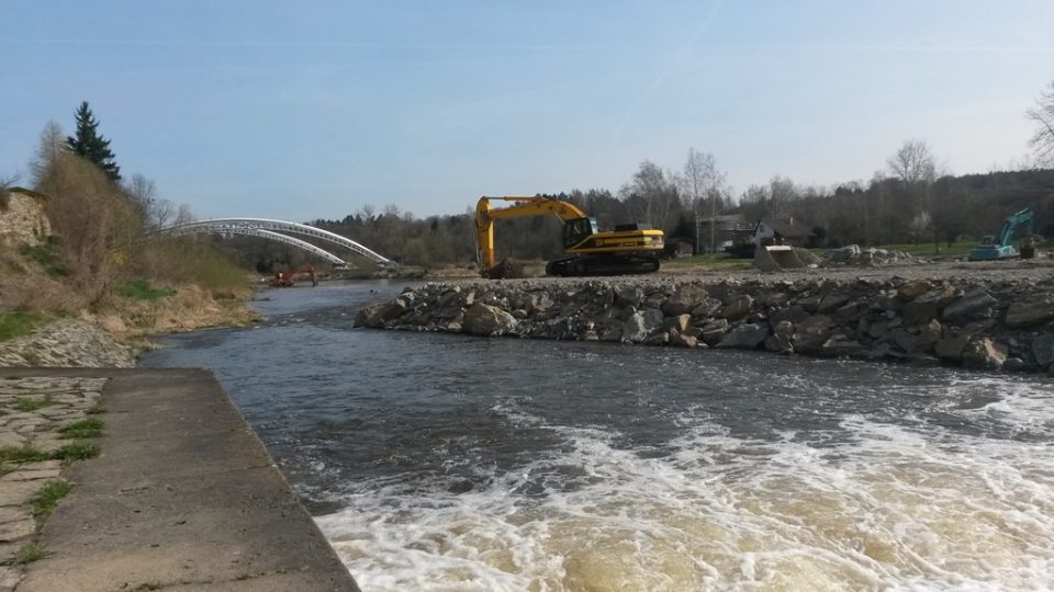 Na Hněvkovické přehradě začaly práce na splavnění posledního pětikilometrového úseku Vltavy mezi Hněvkovicemi a Týnem nad Vltavou