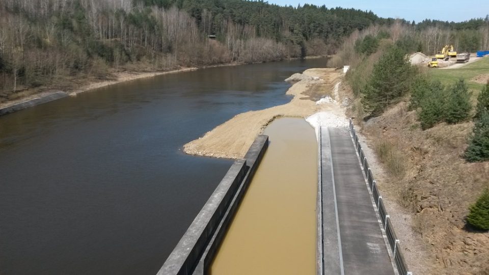 Na Hněvkovické přehradě začaly práce na splavnění posledního pětikilometrového úseku Vltavy mezi Hněvkovicemi a Týnem nad Vltavou