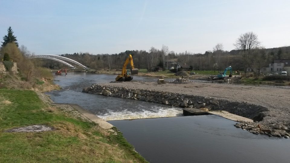 Na Hněvkovické přehradě začaly práce na splavnění posledního pětikilometrového úseku Vltavy mezi Hněvkovicemi a Týnem nad Vltavou