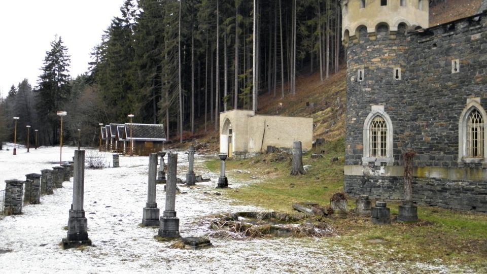 Zbytky předzahrádky už dávají jen tušit, že i zde něco kdysi stávalo