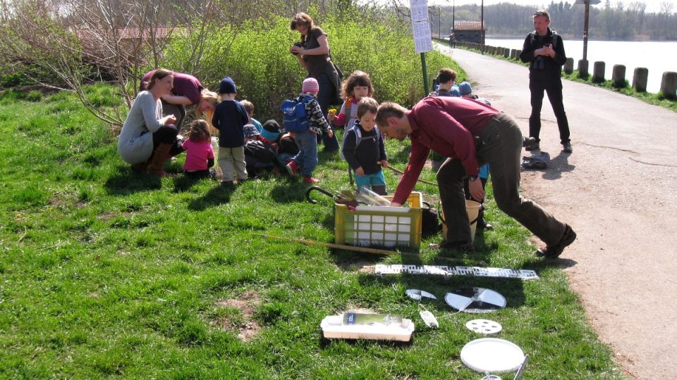 Vodohospodáři, ornitologové a děti měřili kvalitu vody v Litovickém rybníku v Hostivici