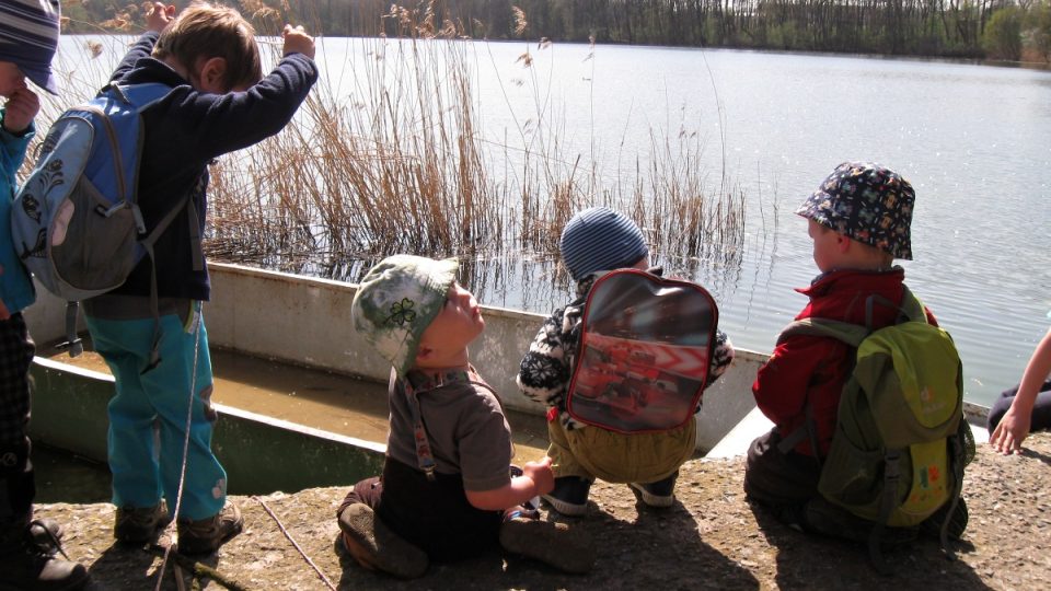 Vodohospodáři, ornitologové a děti měřili kvalitu vody v Litovickém rybníku v Hostivici