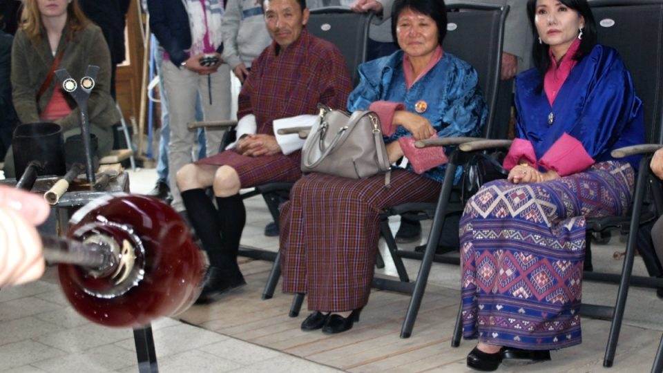 Bhútánská královna matka Ashi Sangay Choden Wangchuck (vpravo) 