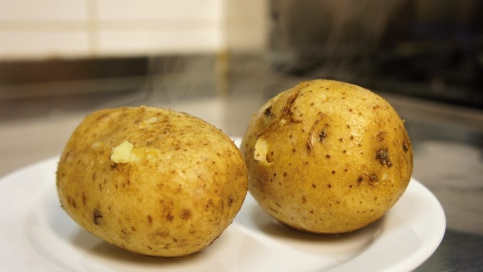 Uvařené brambory na talíři