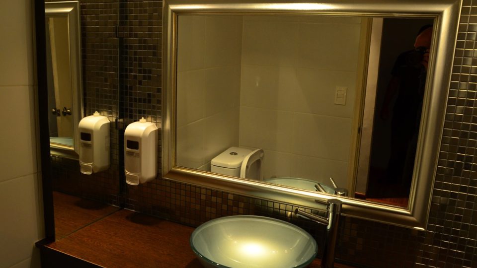 Řekli byste, že takhle vypadá toaleta v autoservisu?