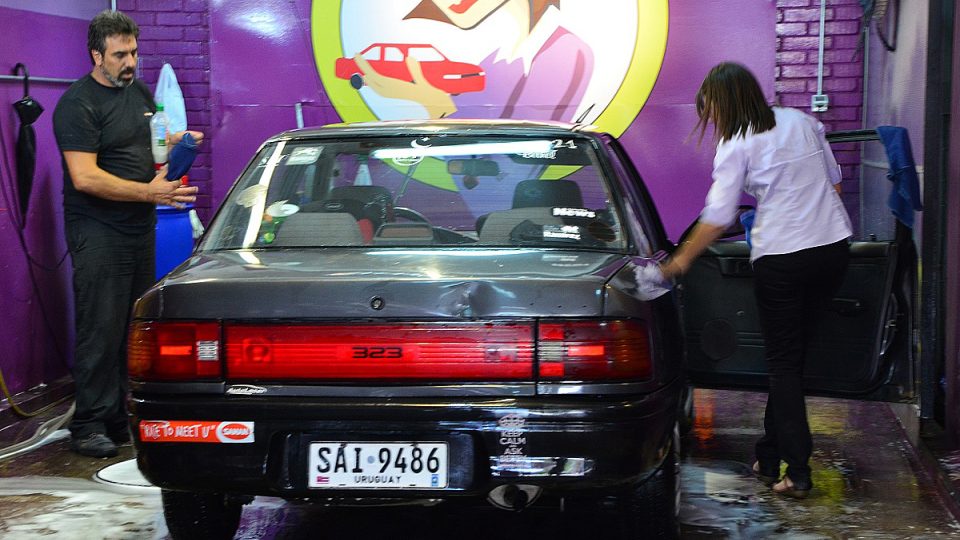 Tady umyjí auto, uvnitř vlasy. I takové služby nabízí netradiční autoservis v Montevideu
