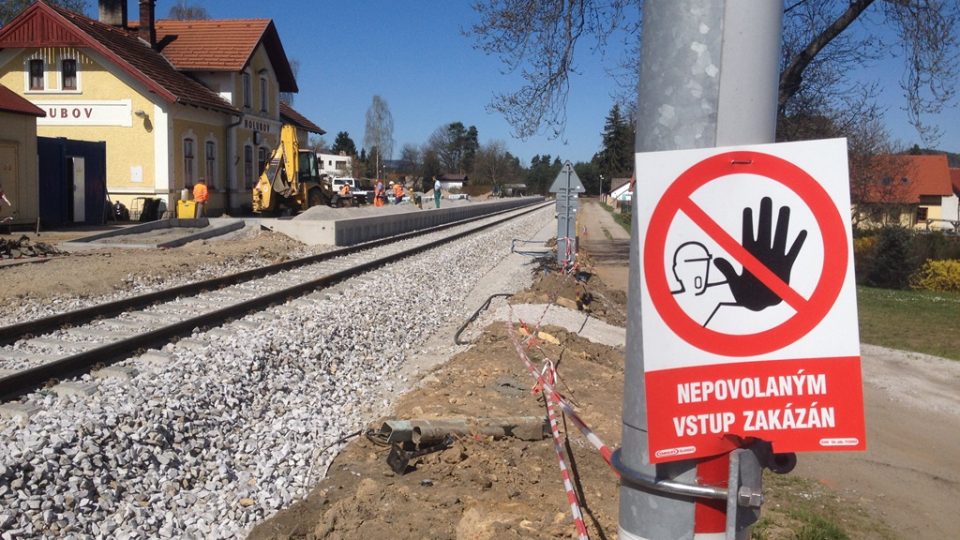 Na železnici mezi Krumlovem a Budějovicemi se staví. Lidé musí z vlaků přesednout na autobus